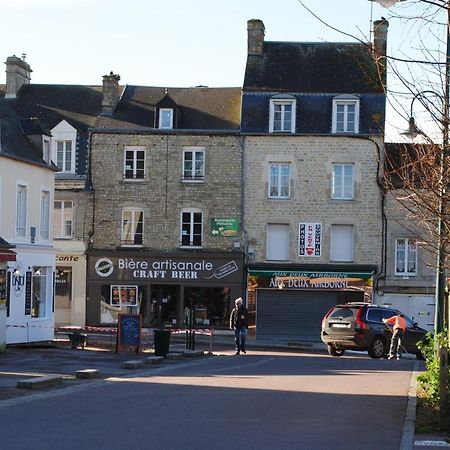 Gite De La Place De L'Eglise Сент-Мер-Эглиз Экстерьер фото