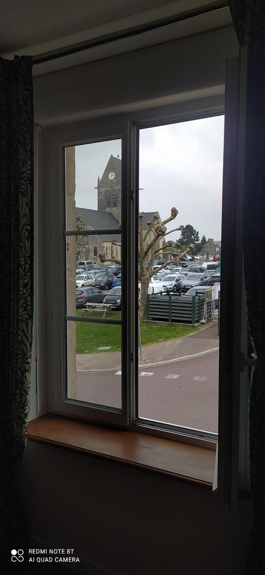 Gite De La Place De L'Eglise Сент-Мер-Эглиз Экстерьер фото